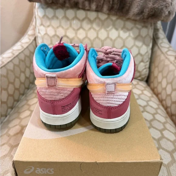 Nike Dunk Mid
Social Status Free Lunch Strawberry Milk - Picture 4 of 5